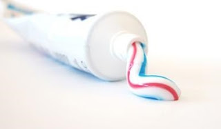 10 USES OF TOOTHPASTE THAT YOU SHOULD KNOW
