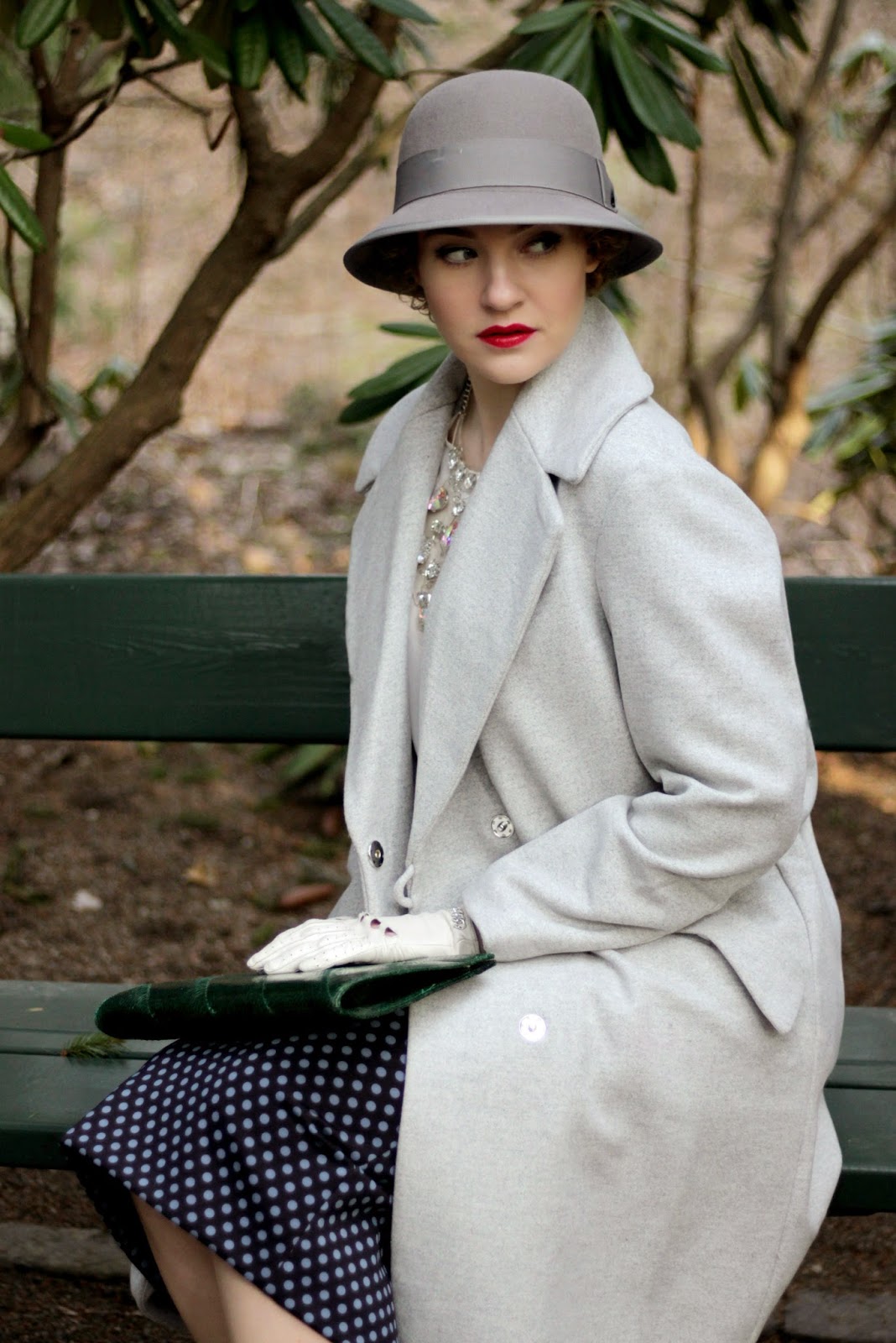 Без шляпы и пальто. Пальто в винтажном стиле. Девушка в пальто и шляпе. Женские шляпки с пальто. Образ с шляпкой.