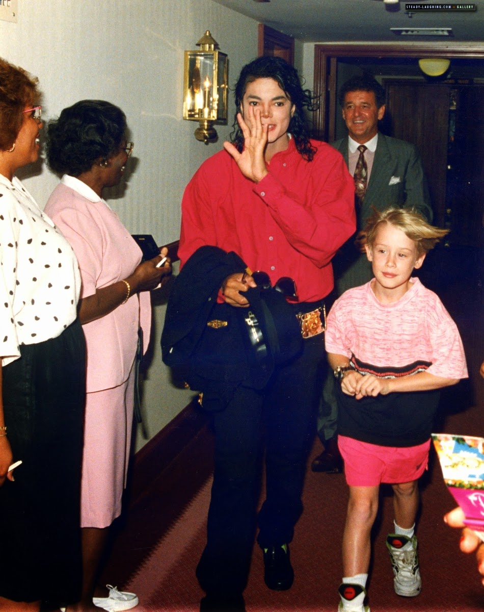 20 Awesome Photos of Michael Jackson Hanging Out With His Famous