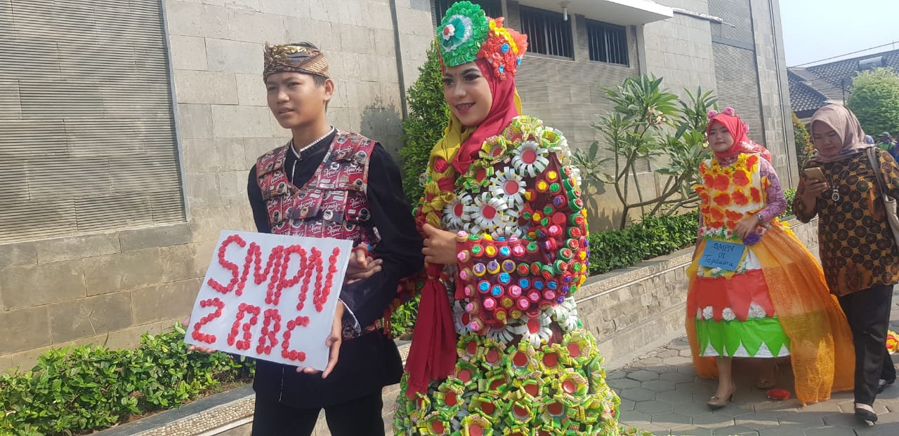 Pakaian Sampah Plastik di Karnaval Fashion Sampah Daur Ulang