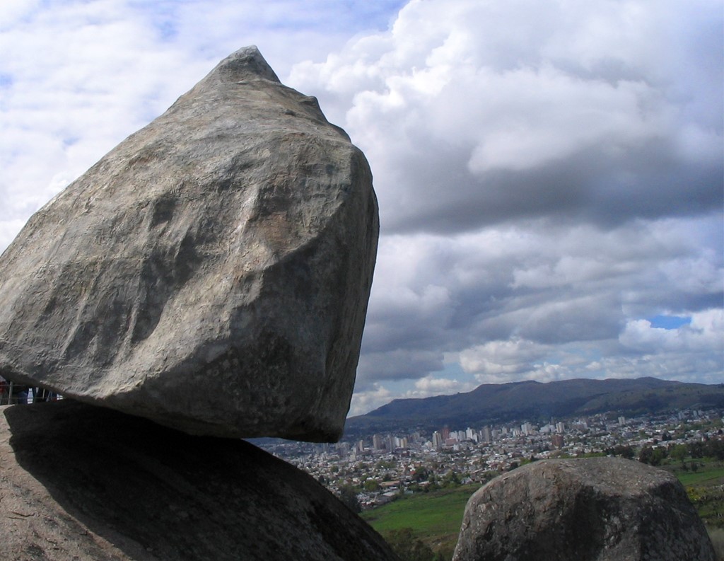 Камни солнца и луны. Камень Даваско. Камень Даваско в Аргентине. Валун Даваско. Камень Даваско валун.