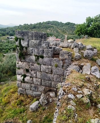 Υπερήφανη και επιβλητική ξανά η ακρόπολη της αρχαίας πόλης της Παλαιομάνινας!