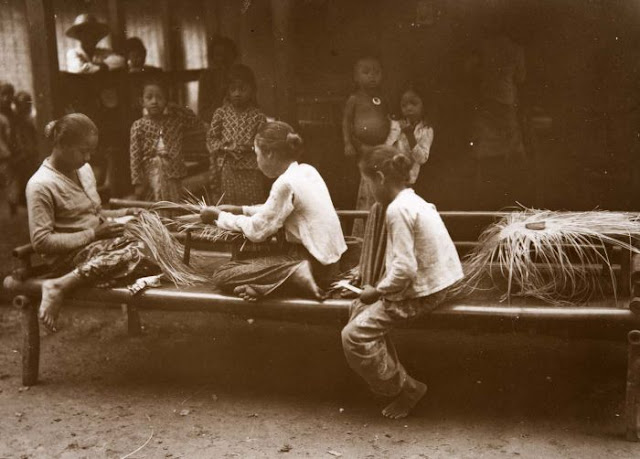 Foto. Hoedenvlechtsters aan het werk in Balaradja (between 1920 and 1935)