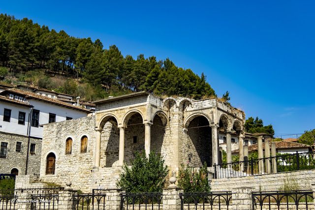 Antiguo Palacio del Pasha, Berat - Albania, por El Guisante Verde Project