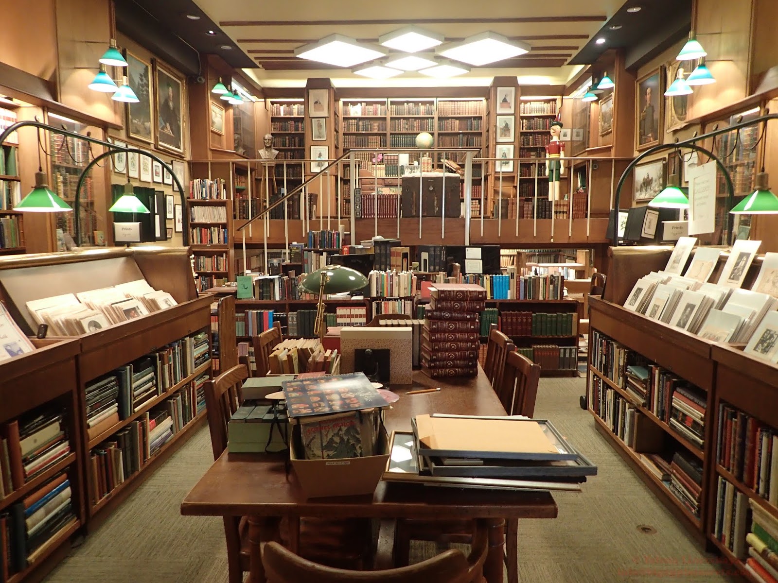 Книжный магазин график работы. Книжный магазин Albertine в Нью-Йорке. Книжный магазин в Америке. Старинный книжный магазин. Уютный книжный магазинчик.