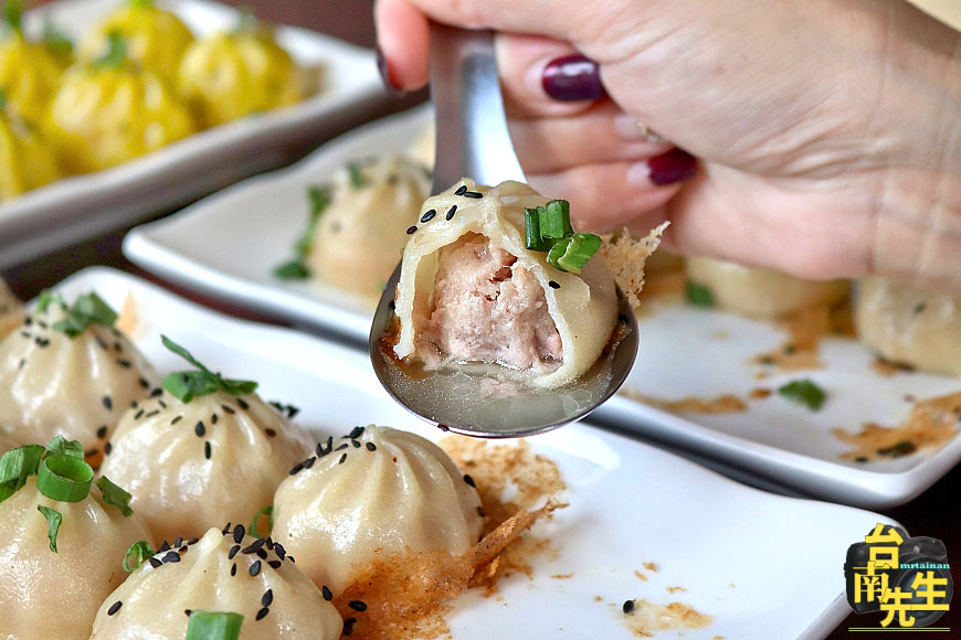 台南湯包生煎包/鎖住湯汁一咬就爆漿/皮薄Q彈餡料鮮美/獨家配方自製餡料/用料實在CP值高/連外國人都愛吃/忠實顧客連續吃一週都吃不膩