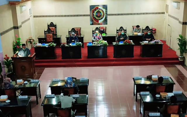 Mojokerto - DPRD Kabupaten Mojokerto Mengelar Rapat Paripurna dengan Agenda Nota pejelasan Bupati Mojokerto atas Raperda pertangung jawaban pelaksanaan Anggaran Pendapatan Belanja Daerah (APBD) Kabupaten Mojokerto Tahun anggaran 2019, bertempat di gedung Graha Wichesa DPRD Kabupaten Mojokerto, Selasa (8/7/2020).  Dalam kesempatan kali ini, rapat Paripurna di pimpin langsung oleh Ketua DPRD Kabupaten Mojokerto Ainy Zuroh tersebut, dan dihadiri oleh Bupati Mojokerto Pungkasiadi S.H, Kepala OPD dan jajaran Forkopimda serta di hadiri oleh sejumlah 25 Anggota DPRD Kabupaten Mojokerto.  Perlu diketahui, sesuai dengan ketentuan Pasal 130 ayat 4 peraturan DPRD Kabupaten Mojokerto No.1 tentang peraturan Tata Tertib (TATIB) Susunan acara di awali dengan pembukaan lalu menyanyikan lagu indonesia raya dan penyampai nota penjelasan Bupati Pungkasiadi atas Nota penjelasan pelaksanaan APBD Kabupaten Mojokerto tahun anggaran 2019.  Dalam sambutannya Bupati Mojokerto Pungkasiadi S.H, panjatkan puji syukur terhadap allah SWT karena telah di beri kesehatan. ,” Sehingga kita masih bisa menghadiri Rapat Paripuran hari ini, dan perlu saya sampaikan sesuai dengan peraturan menteri dalam negeri Nomor 13 tahun 2006 tentang pengelolaan keuangan daerah, yang telah diubah menjadi Peraturan menteri dalam negeri No.21 tahun 2011 pasal 298 ayat 1 menyatakan bahwa penyampaian laporan pertangung jawaban tentang keuangan daerah kepada DPRD paling lambat 6 bulan setelah tahun anggaran berakhir, ” tuturnya.  "Sehingga dalam kesempatan ini Raperda pertangung jawaban pelaksanaan APBD tahun 2019 telah kita laksanakan pada tanggal 30 juni tahun 2020. Lalu kita lampiran pula dengan Laporan Realisasi anggaran, Laporan operasional, Neraca, Laporan eksfitas, Laporan perubahan SHL,Laporan eskas dan catatan atas laporan keuangan daerah tahun 2019,” ujar Bupati.  ”Saya juga mengucapkan banyak berterima kasih, karena program pembangunan di tahun 2019 silam bisa di rasakan oleh masyarakat kabupaten Mojokerto,” kata Bupati Mojokerto.  Dan yang patut dibanggakan bahwa hasil pemeriksaan dari BPK pada tahun anggaran 2019 pemerintah kabupaten Mojokerto mendapat predikat Wajar Tanpa Pengecualian (WTP) dan tahun ini kita raih yang ke 6 kalinya.  “WTP yang kita raih atas kerja sama yang baik hubungan antara eksekutif dengan legeslatif sehingga pelaksanaan pengunaan anggaran berjalan dengan baik,sehingga kabupaten Mojokerto dalam pembangunan ada peningkatan,” pungkas Bupati Mojokerto. (Tik/Adv)