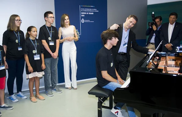 Princess of Asturias Foundation, Queen Letizia wore Hugo Boss trousers, tops, wore Magrit shoes, Tous Jeweler diamond earrings