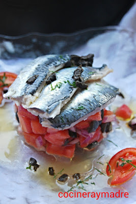 http://cocineraymadre.com/2014/09/15/sardinas-marinadas-sobre-tartar-de-tomate-y-aceitunas/