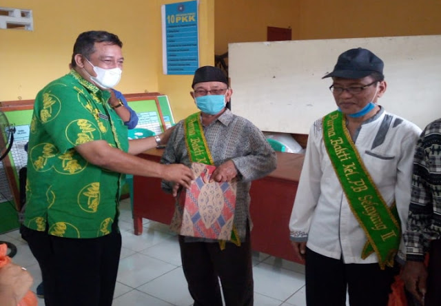 Kelurahan PB Selayang II Bagikan 90  Paket Sembako Pada Petugas Kebersihan, Kepling, dan Anak Yatim