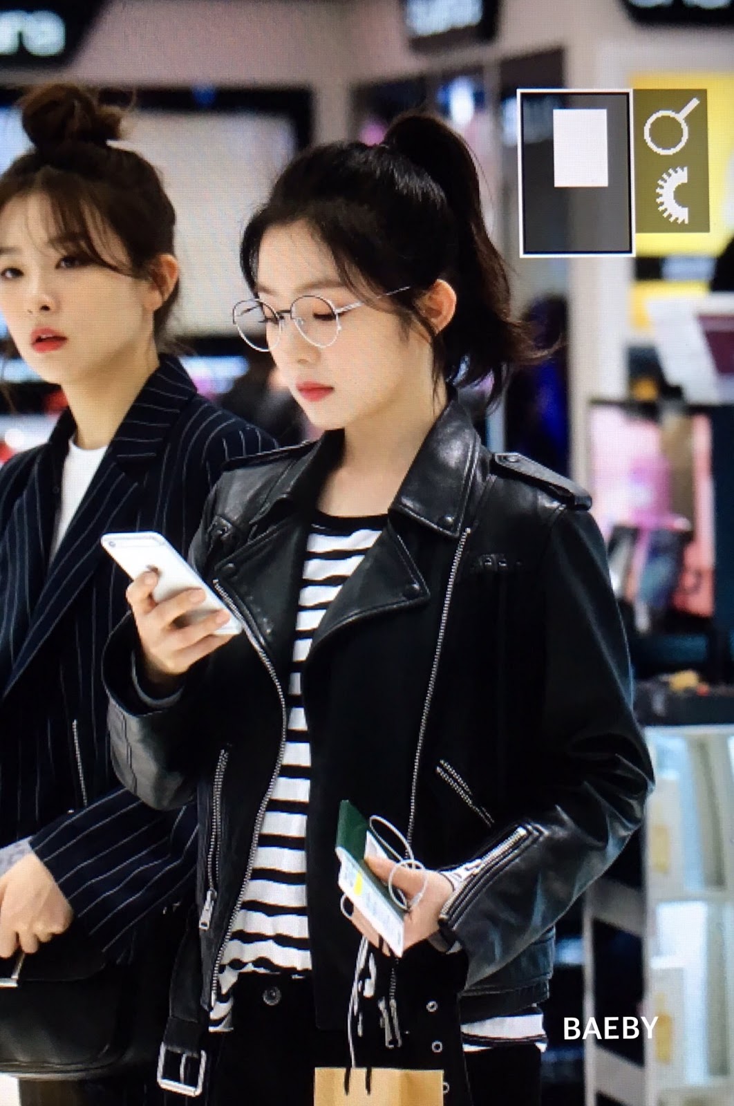 순간 카메라 잊고 매니저한테 말 하다 놀란 아이린.jpgif | 인스티즈