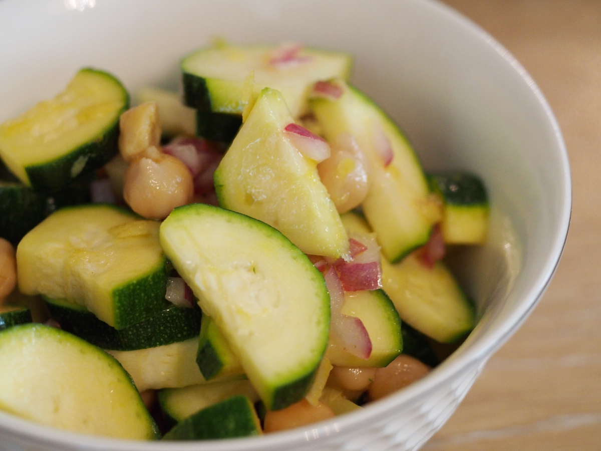 Salat mit Zucchini, roter Zwiebel, Kichererbsen und Zitronenabrieb