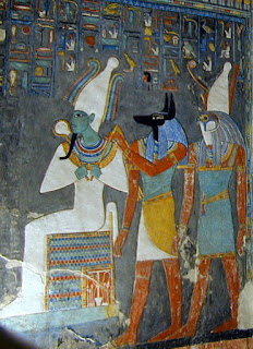Firavun Horemheb'in mezarındaki friz detayında, Osiris, Anubis ve Horus adlı Mısır tanrıları gösterilmektedir. Ortadaki Anubis genellikle bir köpeğin veya bir çakalın başı ile tasvir edilirdi.