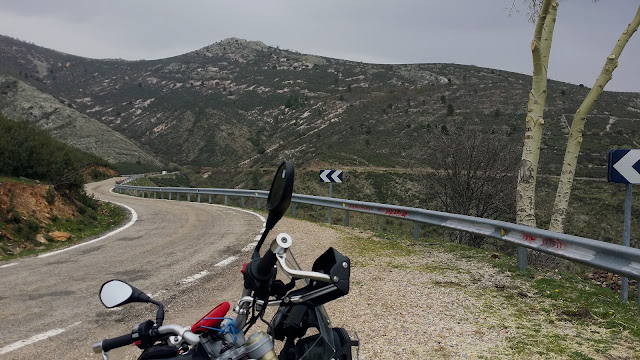 BMW F800GS. Trail Forever. Agua y verde por la Sierra Norte.