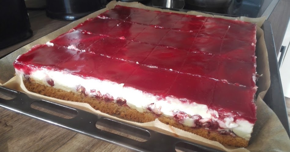 Betüls Torten : Pudding Schmand Torte mit Kirschen