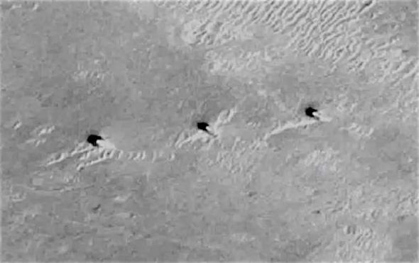 Kỳ lạ 3 tòa tháp thẳng hàng trên sao Hỏa mới được phát hiện