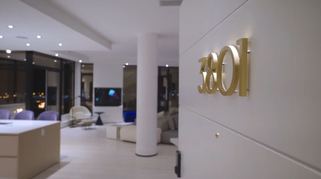 38 Interior Design Photos vs. 1211 Melville St #3801, Vancouver Luxury Penthouse Tour