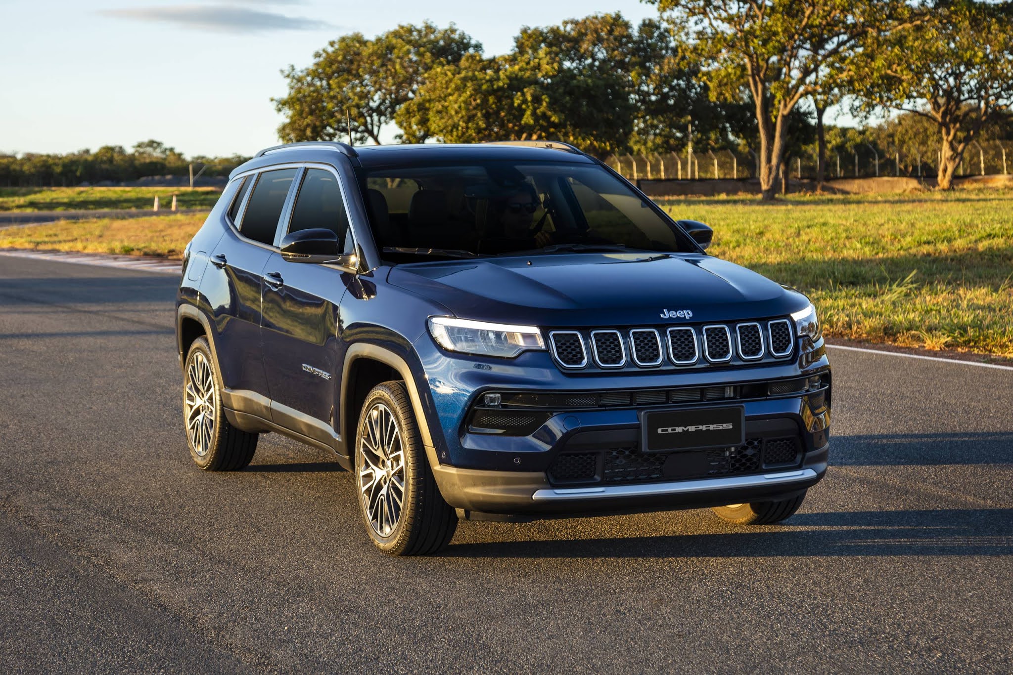 novo-jeep-compass-2022-pre-os-consumo-fotos-e-detalhes-brasil