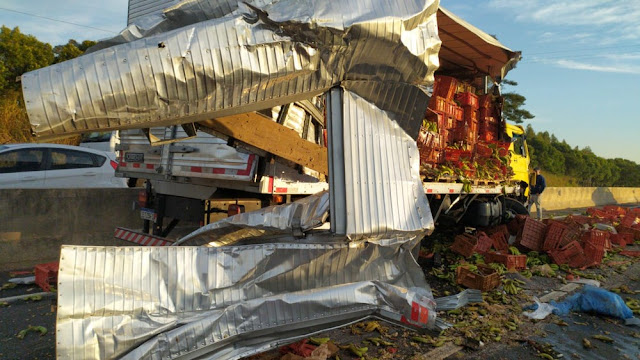 Carga de banana fica espalhada na SP-425 após acidente envolvendo dois caminhões Carga de banana fica espalhada na SP-425 após acidente envolvendo dois caminhões
