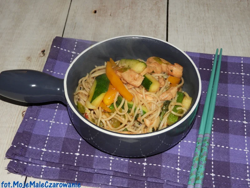 Makaron z patelni z warzywami i kurczakiem Moje Małe Czarowanie