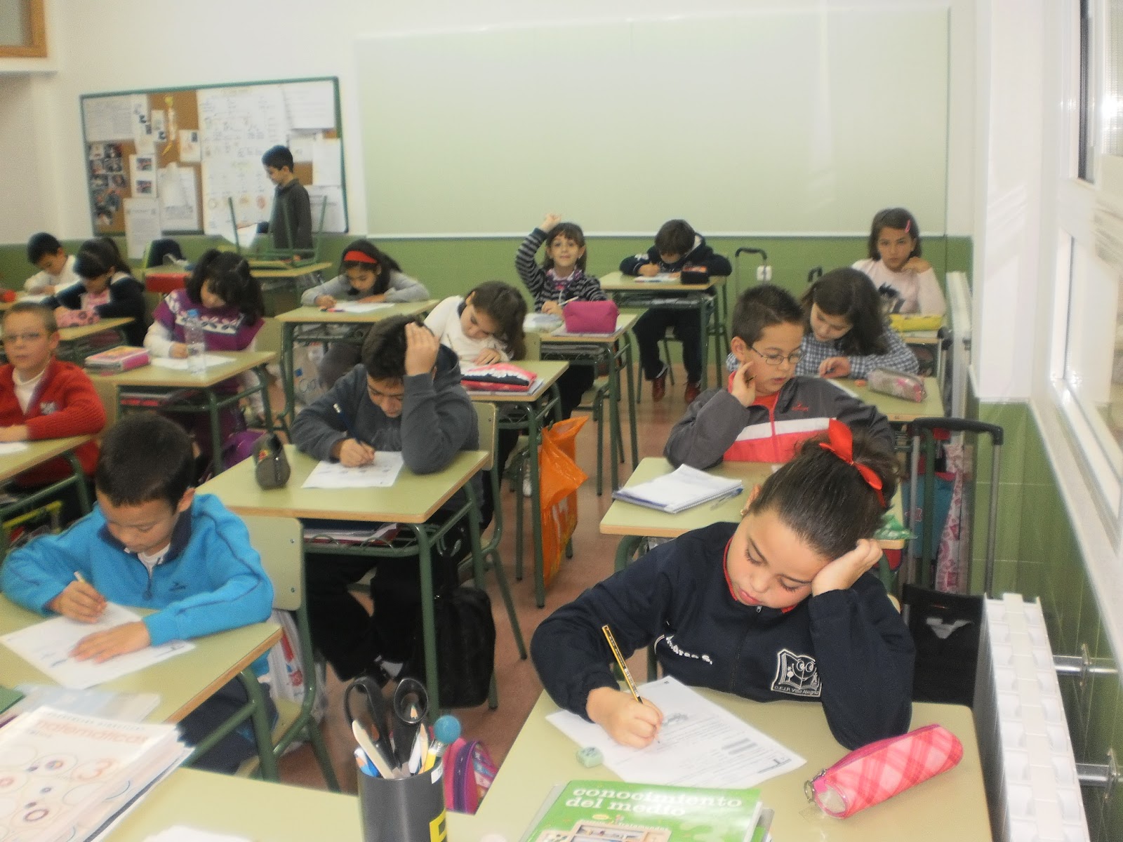 Niños en clase - Imagui