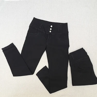 Pantalon de Pretina Alta en Color Negro de 3 botones