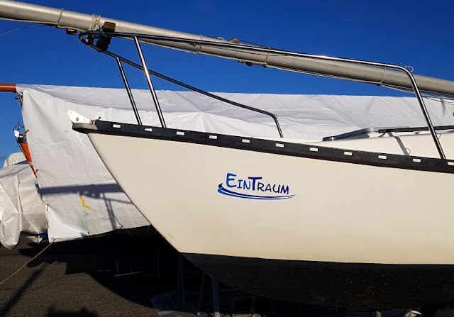 Ahoi, Schilksee! Ein Familien-Ausflug im Winter mit Strand, Hafen und Spielplatz. Bunte Segelboote im Winterfreilager im Hafen.