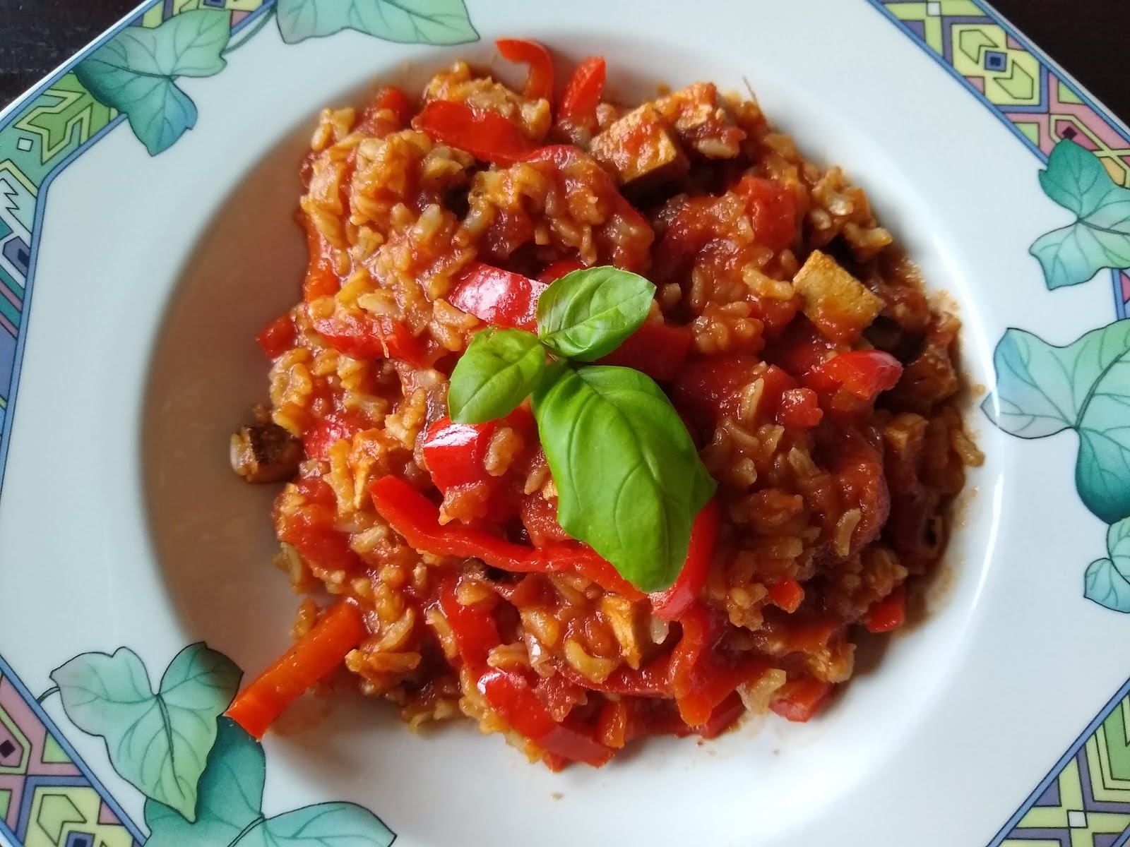 Paprika-Tofu-Reis-Pfanne in Tomatensoße