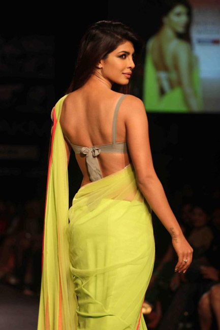Priyanka Chopra hot back in saree, Priyanka Chopra sexy back in saree, Priyanka Chopra sexy ramp walk
