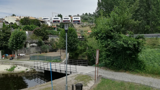 Pontão sobre o Rio em Larim Pontão sobre o Rio em Larim