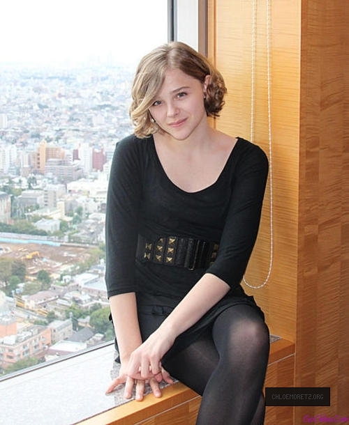 Celebrity Legs and Feet in Tights: Chloe Grace Moretz`s Legs and Feet