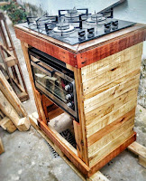 Muebles de cocina hechos de palets de madera reciclados