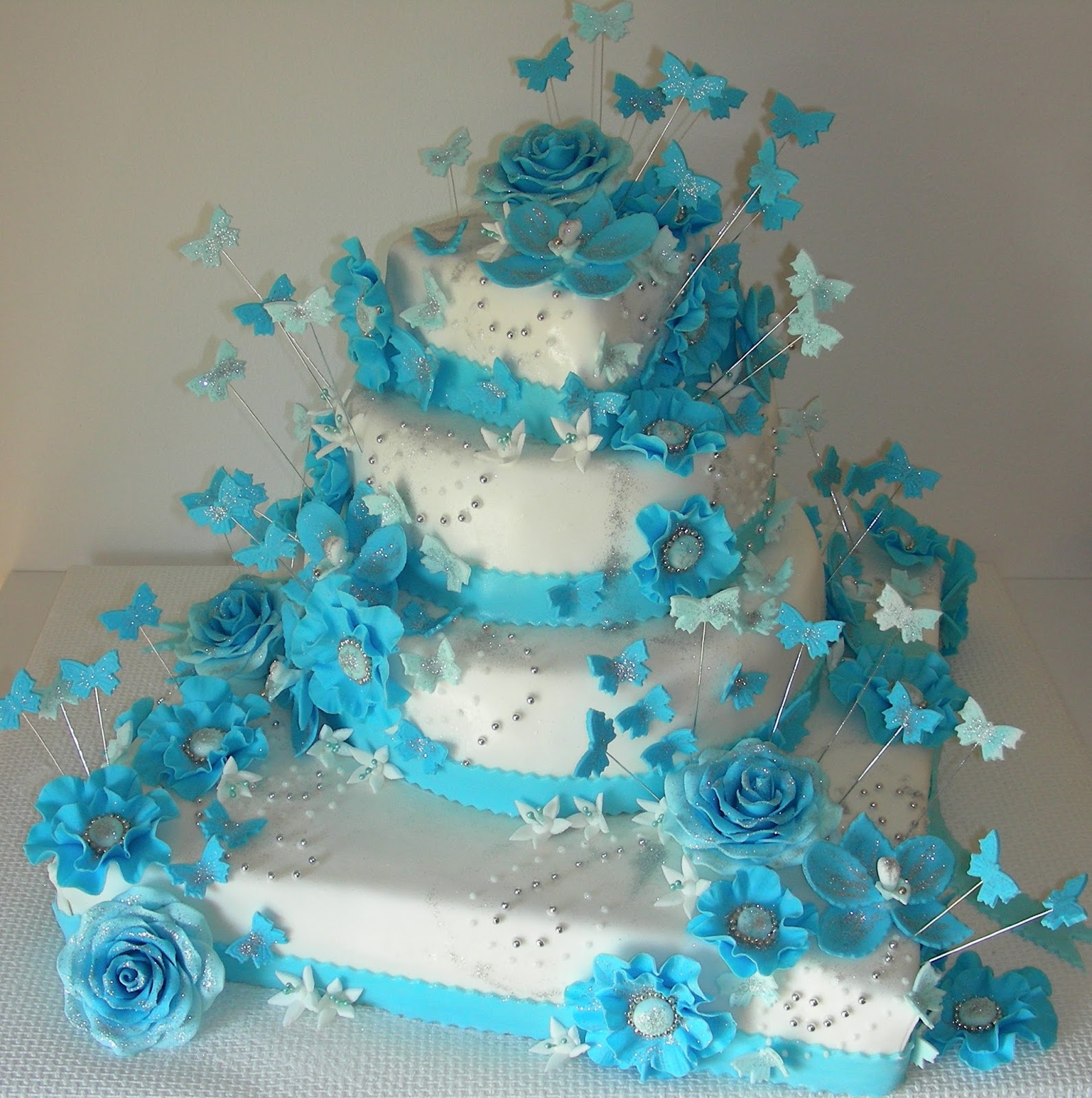 Gateaux Daline Gâteau De Mariage Turquoise Blanc Avec Des