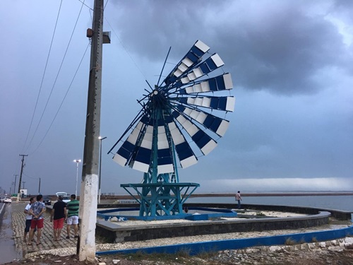 Rajada de vento destrói parte do moinho da entrada de Macau, RN; fotos
