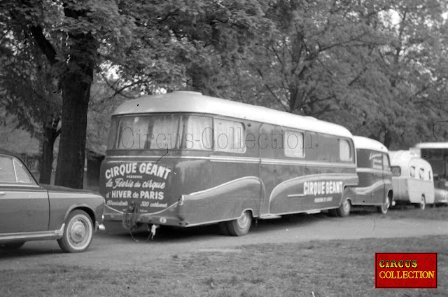 camion semi remorque d'habitation et camping caravane du Cirque Bouglione 
