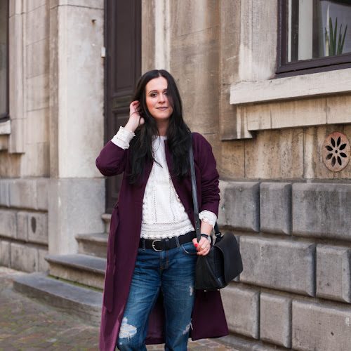 Raw Edge Sweatshirt and Boyfriend Jeans - THE STYLING DUTCHMAN.