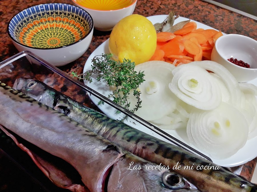 Caballas escabechadas en vino blanco
