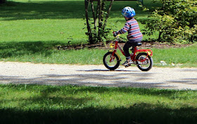 Junge fährt Fahrrad