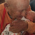 L’arrière-grand-père de 105 ans embrasse son arrière petit-fils nouveau-né dans une magnifique scène pleine de tendresse