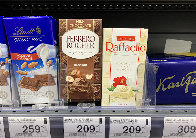 белый шоколад Raffaello с кокосовой стружкой и миндалём и молочный шоколад Ferrero Rocher с начинкой из лесных орехов.
