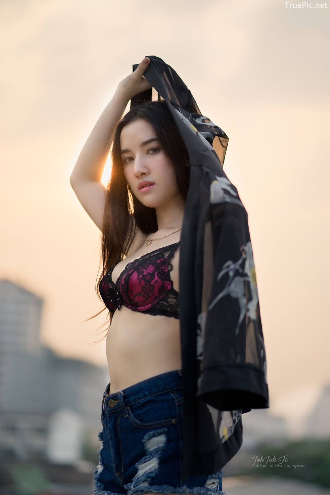 Thailand sexy angel Ploywarin Tippakorn - Black-pink bra and jean on sunset - Picture 14