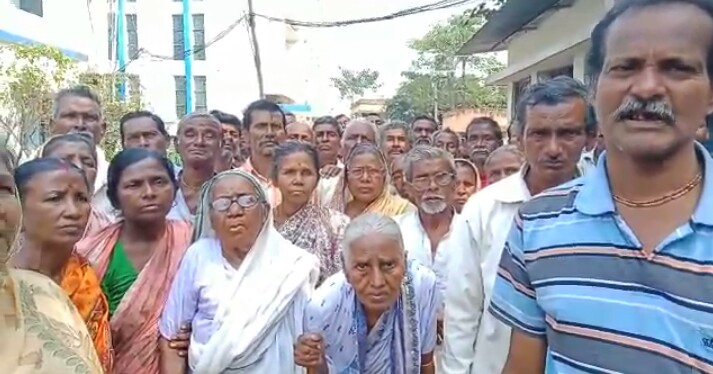 ৫০ বছরও বয়স হয়নি, সমৃদ্ধ পরিবার, বার্ধক্য ভাতা পাচ্ছে তারাই, নারায়নগড় বিডিওর কাছে ষাটোর্ধ্ব দরিদ্র বৃদ্ধ বৃদ্ধার দল 1 ৫০ বছরও বয়স হয়নি, সমৃদ্ধ পরিবার, বার্ধক্য ভাতা পাচ্ছে তারাই, নারায়নগড় বিডিওর কাছে ষাটোর্ধ্ব দরিদ্র বৃদ্ধ বৃদ্ধার দল