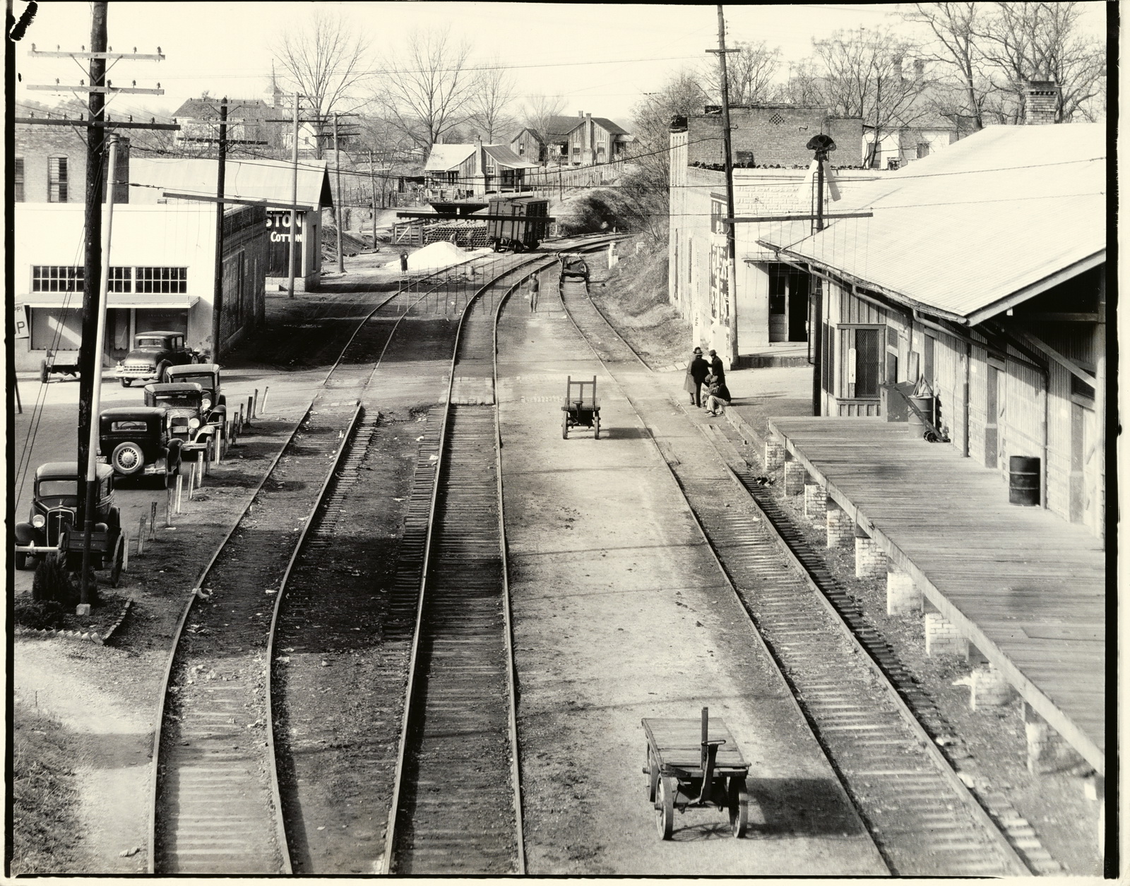 Urban Decay Small Towns in Mississippi Return to Edwards (B&W film)