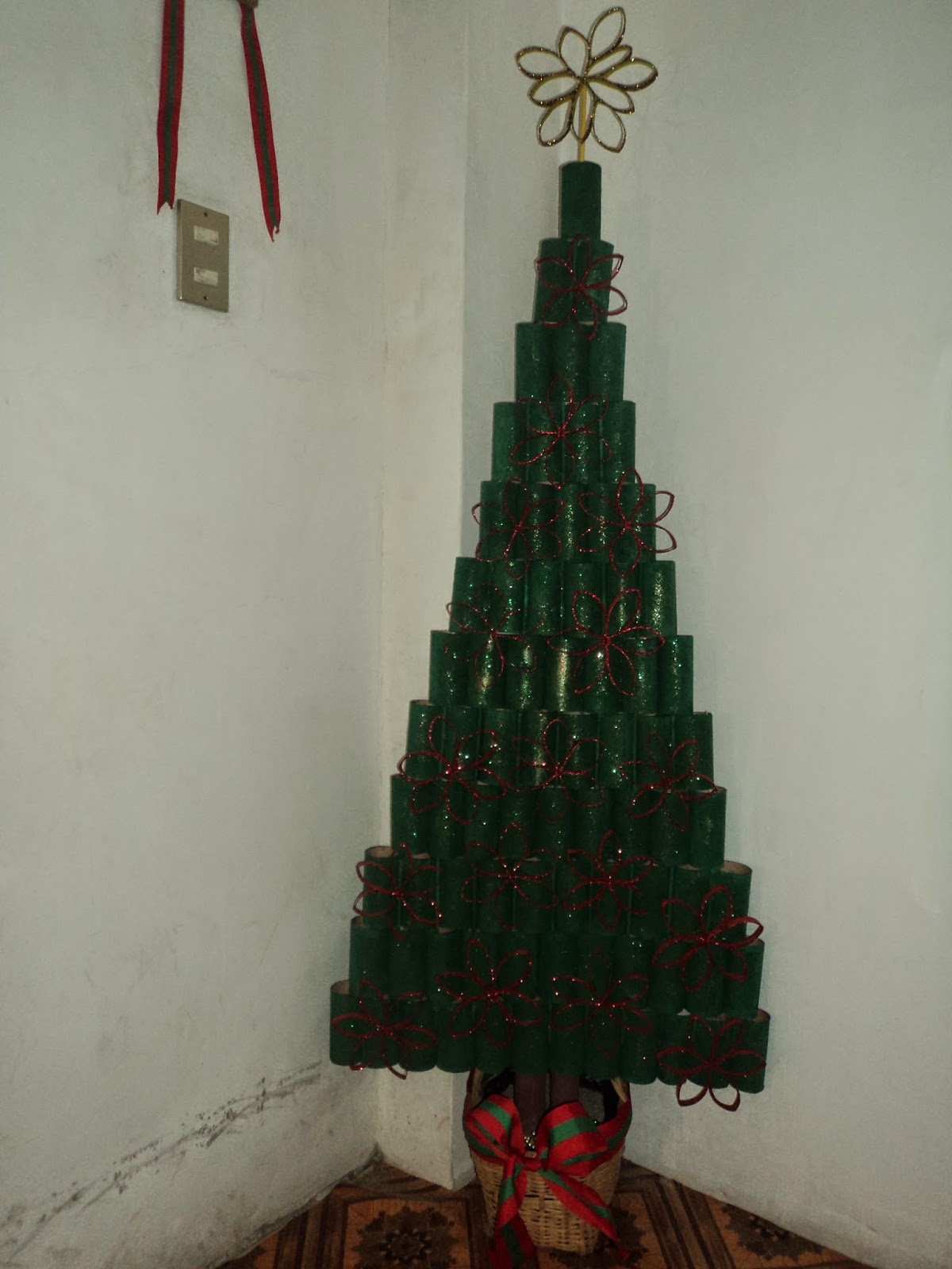 Manualidades.carly: Arbol de Navidad hecho con tubos de papel higiénico.