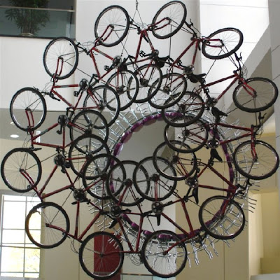 Esculturas y arte  con muchas bicicletas