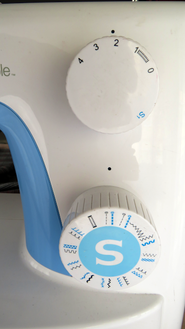 Máquina de coser programada para coser en recto