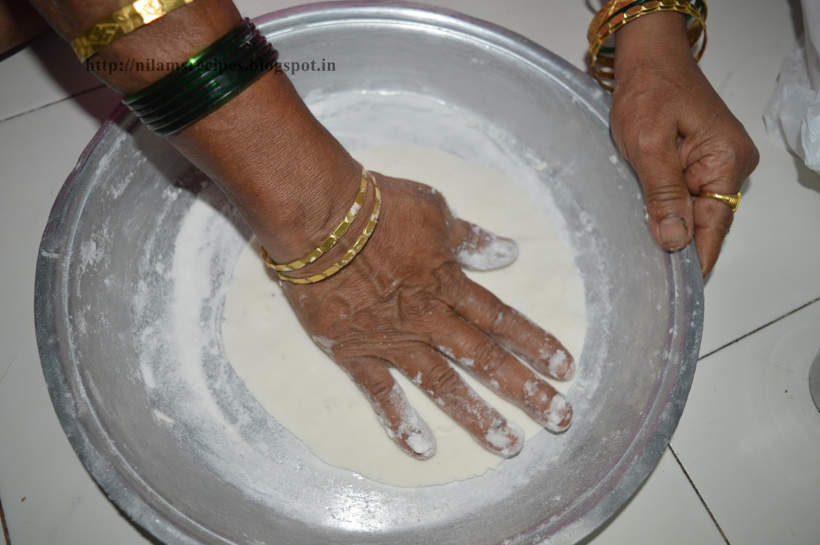 Tandlachi Bhakri Rice Flour Bhakri Traditional Marathi Recipe तांदळाची भाकरी Nilam's Recipes