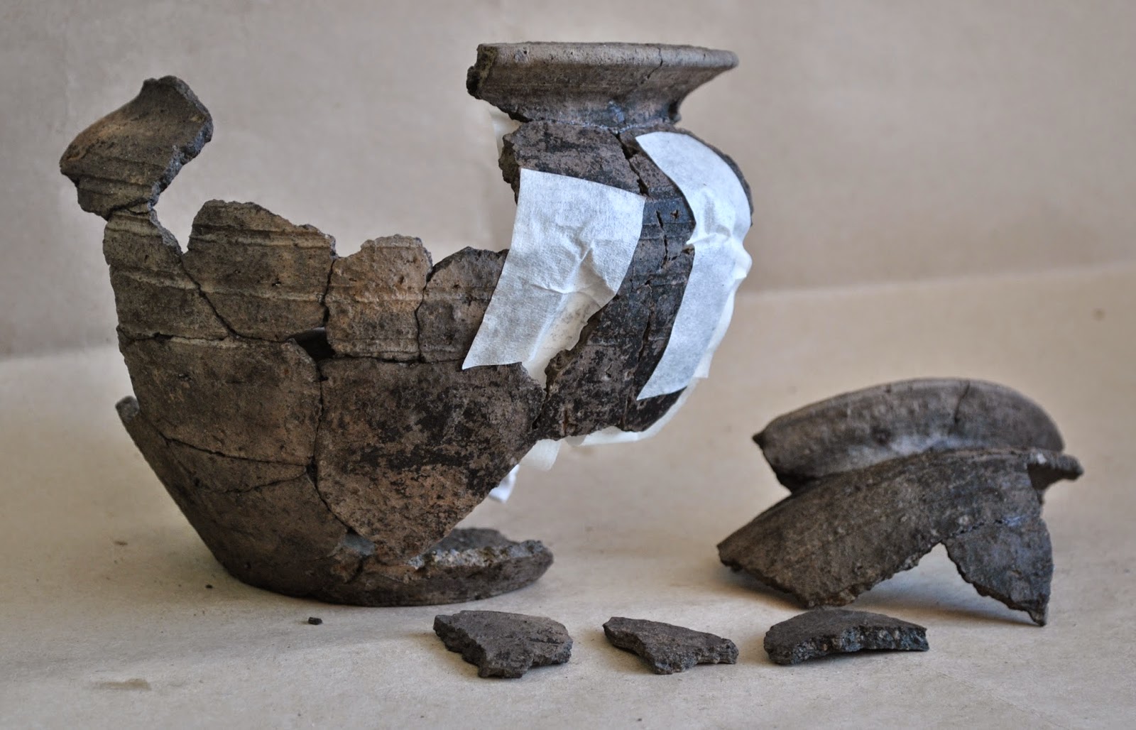 аркаим жилище каменного века. реконструкция в археологии. реконструкция в археологии. керамика древняя раскопки. раскопки средневековой крепости кастро-валенте.