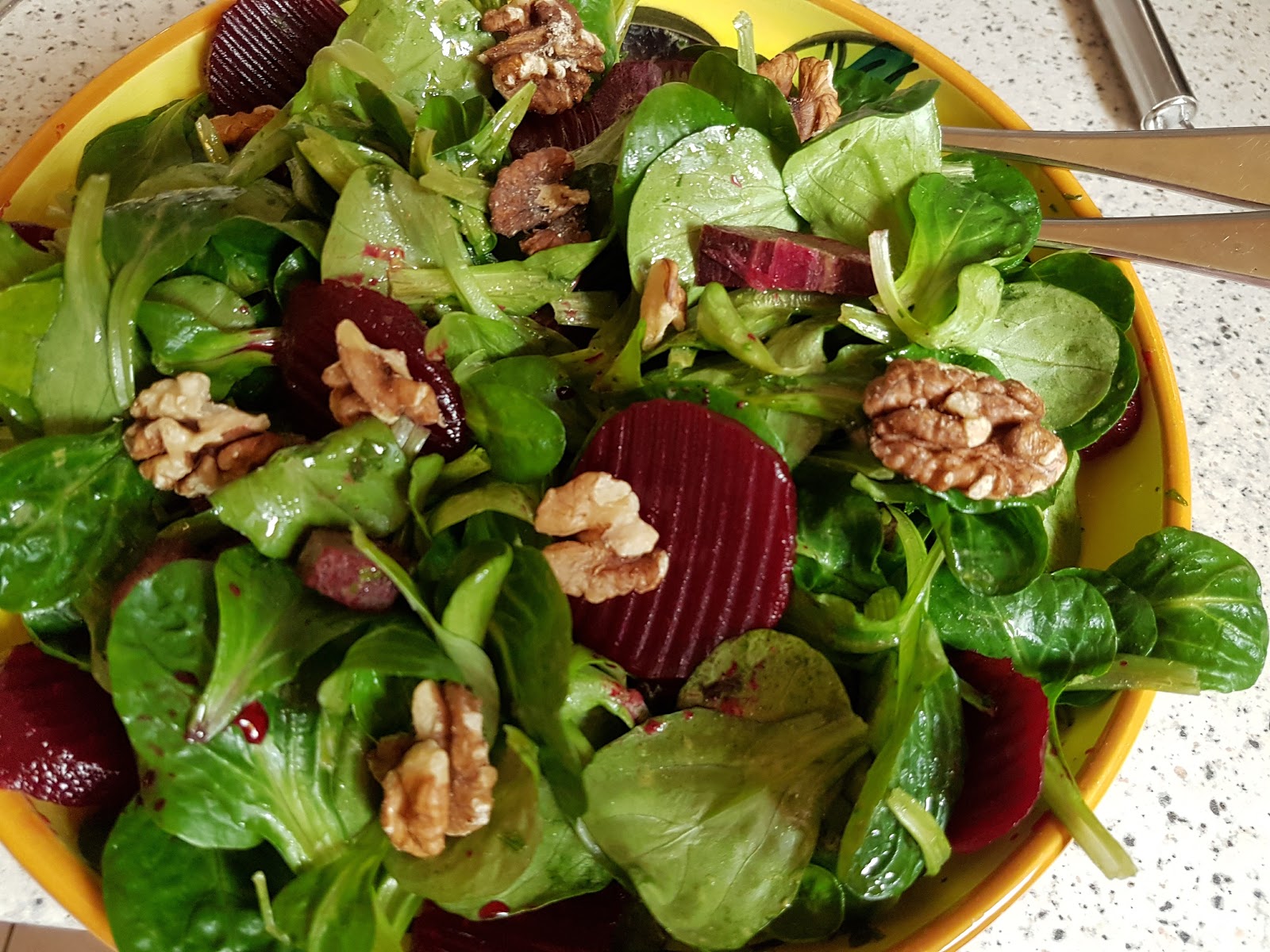 Aus dem Lameng: Feldsalat mit Rote Beete, schwarzen Möhren und Walnüssen
