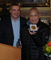 Au côté d’Olivier Carré maire d'Orléan,Luis Chihuailaf reçoit la médaille de la ville d’Orléans, en janvier 2019. DR